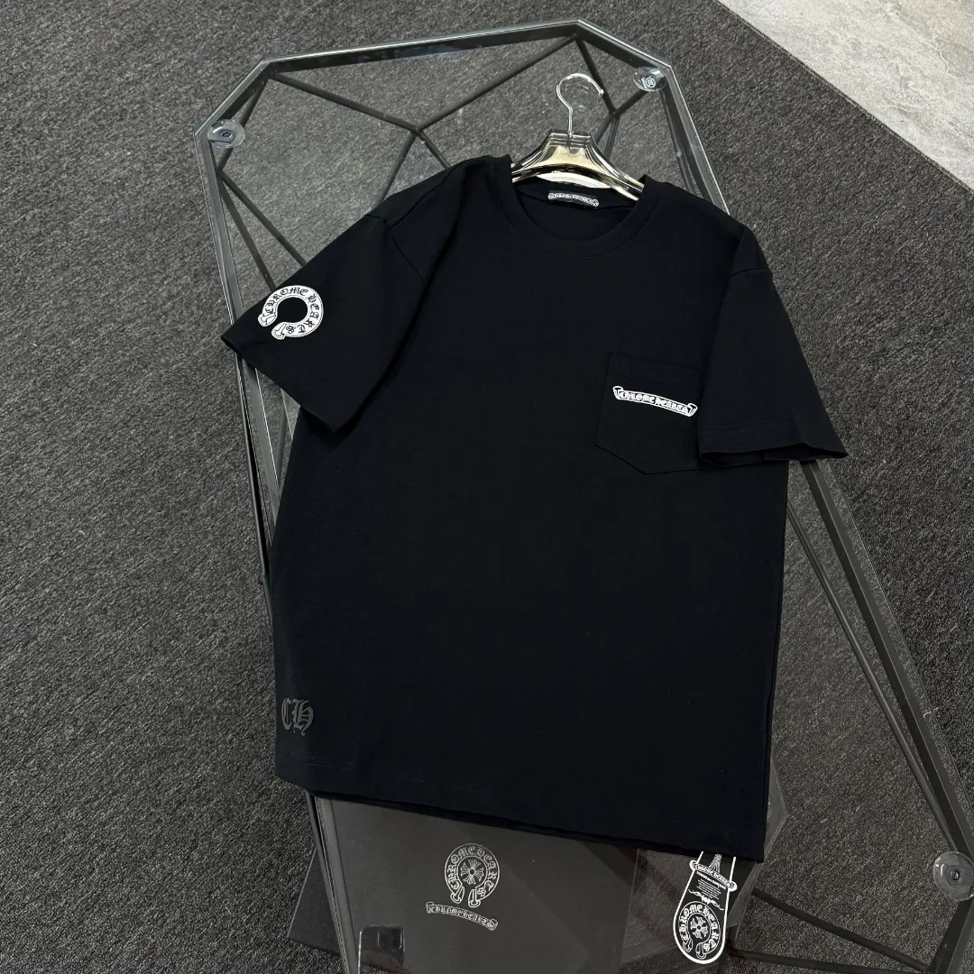 P180 Chrome Hearts 25 high-end versions. The fabric is made of 300 grams of high-density cotton. It does not deform or shrink. It has three labels. It is the same style for men and women. Technology: suede foaming + digital silver printing. Color: white, black. SIZE: S-XL.